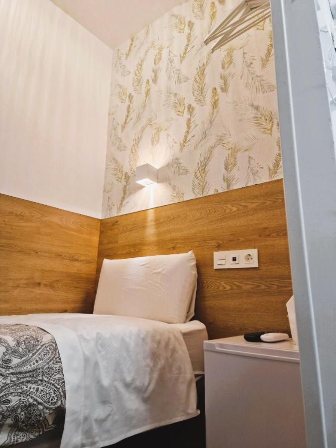 Small Single Room,1381155449:JPEG